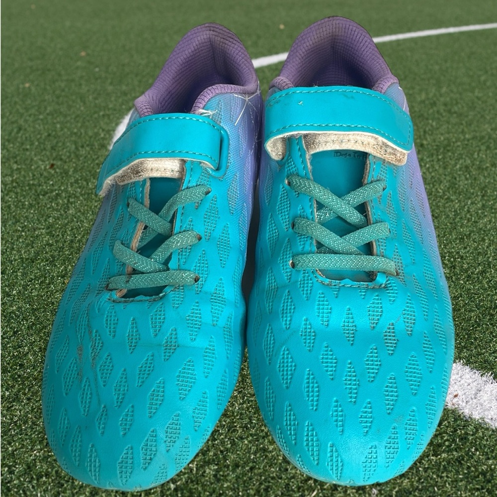 Deja Tu Huella Unisex Soccer Cleats Size 3.5